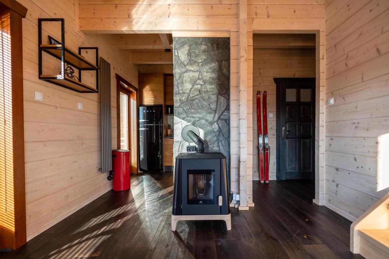 Houten Vakantiewoning "Reisnaarpolen" Royaal Ontbijt, Sauna En Hottub Czarna Gora Exterior photo