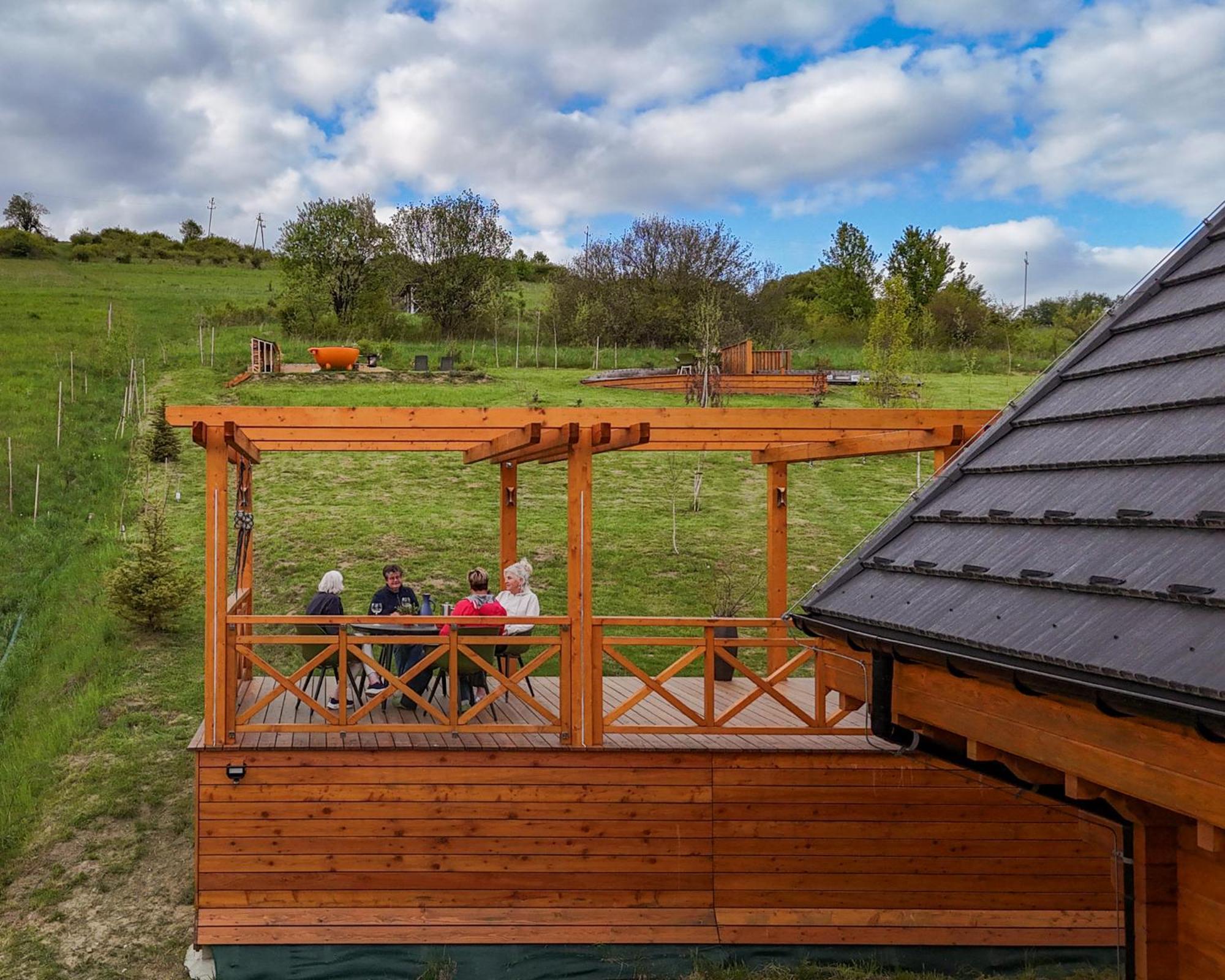 Houten Vakantiewoning "Reisnaarpolen" Royaal Ontbijt, Sauna En Hottub Czarna Gora Exterior photo